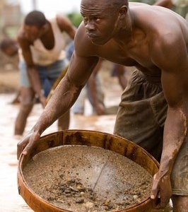 Djimon Hounsou in una sequenza del film Blood Diamond - Diamanti di sangue