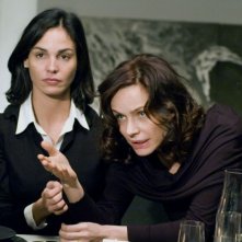 Francesca Neri e Ines Sastre in una scena del film La cena per farli conoscere