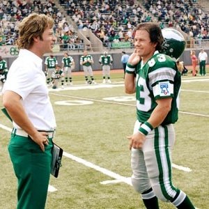 Greg Kinnear e Mark Wahlberg in una scena del film Imbattibile