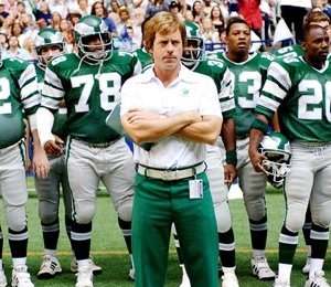 Greg Kinnear in una scena del film Imbattibile