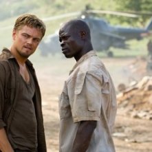 Leonardo DiCaprio con Djimon Hounsou in una scena del film Blood Diamond - Diamanti di sangue