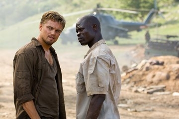 Leonardo DiCaprio con Djimon Hounsou in una scena del film Blood Diamond - Diamanti di sangue