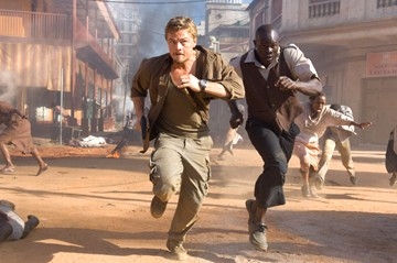 Leonardo DiCaprio e Djimon Hounsou in una sequenza del film Blood Diamond - Diamanti di sangue