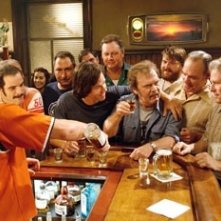 Mark Wahlberg al bar in una scena del film Imbattibile