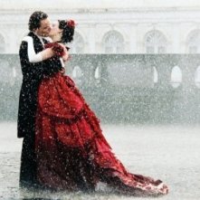 Romola Garai e Michael Fassbender in una scena del period drama Angel