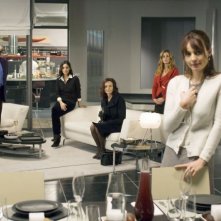 Violante Placido, Vanessa Incontrada, Francesca Neri, Ines Sastre e Diego Abatantuono in una scena del film La cena per farli conoscere