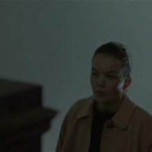 13.	Inquadratura da sopra le scale, spigolo del corrimano in primissimo piano, la ragazza continua a salire. Movimento di macchina (il primo) che parte dallo spigolo e segue in piano medio la ragazza