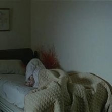 15.	Controcampo verso linterno della stanza. Un corpo sul letto, sangue sul muro