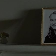 17.	Stacco, vediamo una fotografia come alla 11, è una ragazza, associamo la foto al corpo appena visto alla 15