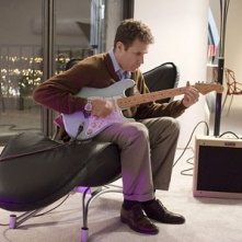 Will Ferrell alle prese con una chitarra in una scena di Vero come la finzione