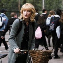 Cate Blanchett in una scena del film Diario di uno scandalo