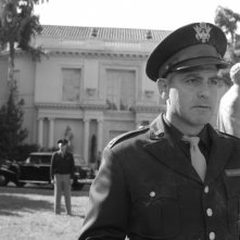 George Clooney in una sequenza del film Intrigo a Berlino