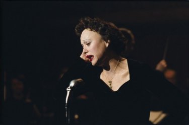 Marion Cotillard in una scena del film La vie en rose nel quale interpreta Edith Piaf