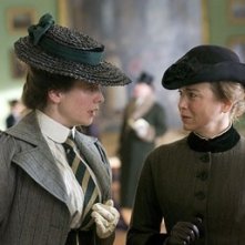 Renee Zellweger ed Emily Watson in una scena di Miss Potter