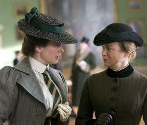 Renee Zellweger ed Emily Watson in una scena di Miss Potter