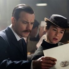 Renee Zellweger insieme a Ewan McGregor in una scena di Miss Potter