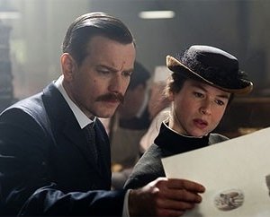 Renee Zellweger insieme a Ewan McGregor in una scena di Miss Potter
