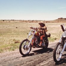 Dennis Hopper, Jack Nicholson e Peter Fonda in una scena del cult Easy Rider