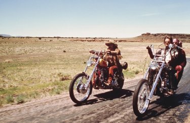 Dennis Hopper, Jack Nicholson e Peter Fonda in una scena del cult Easy Rider