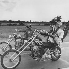 Dennis Hopper con Jack Nicholson e Peter Fonda in una scena di Easy Rider