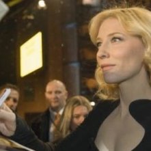 Cate Blanchett firma autografi sul red carpet berlinese