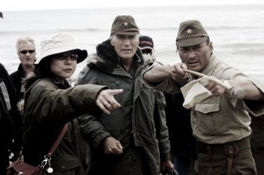 Clint Eastwood, Yuki Ishimaru e Ken Watanabe sul set di 'Lettere da Iwo Jima'