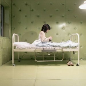 Lim Su-Jeong in una scena di 'I'm a Cyborg, but That's OK'