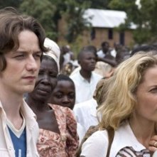 Gillian Anderson e James McAvoy in una scena de L´ultimo re di Scozia