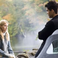 Laura Ramsey con Steven Strait in una scena del film The Covenant