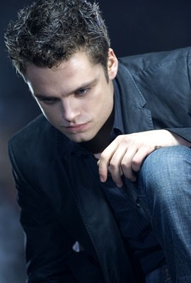 Una immagine di Sebastian Stan in una scena del film The Covenant