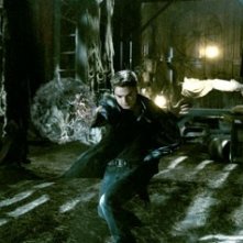 Sebastian Stan in una sequenza del film The Covenant