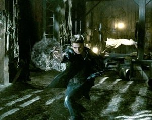 Sebastian Stan in una sequenza del film The Covenant