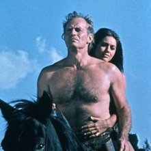 Charlton Heston e Linda Harrison a cavallo in una scena de Il pianeta delle scimmie