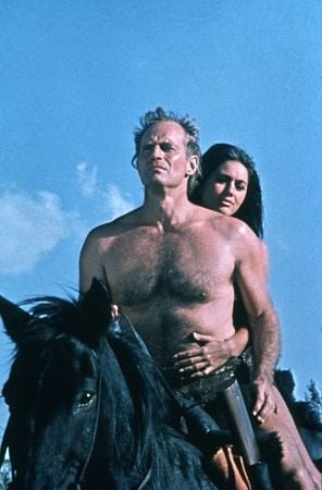 Charlton Heston e Linda Harrison a cavallo in una scena de Il pianeta delle scimmie