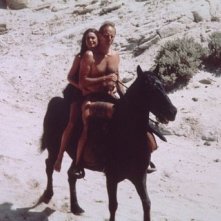 Charlton Heston e Linda Harrison in una scena de Il pianeta delle scimmie