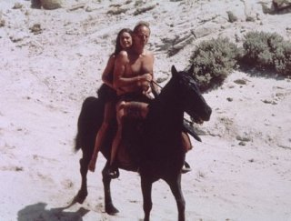 Charlton Heston e Linda Harrison in una scena de Il pianeta delle scimmie