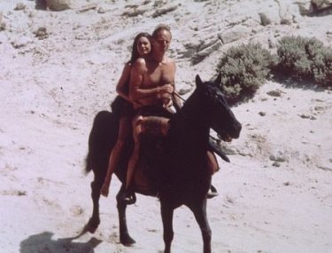 Charlton Heston e Linda Harrison in una scena de Il pianeta delle scimmie