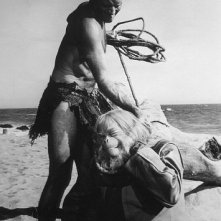Charlton Heston aggredisce Maurice Evans in una scena de Il pianeta delle scimmie