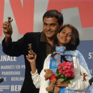 Berlinale 2007: il regista Rajnesh Domalpalli e Mamatha Bhukya con il premio per il Miglior film d'esordio, vinto dal film Vanaja.