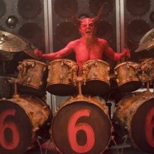 Il 'diabolico' Dave Grohl in una scena di Tenacious D e il destino del rock