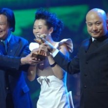 Il produttore Le Wang con Wang Quanan e Yu Nan con l'Orso d'Oro per 'Tuya's Marriage'