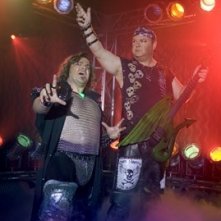 Jack Black e Kyle Gass sul palco in una scena di Tenacious D e il destino del rock