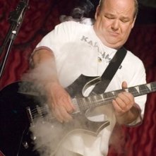 Kyle Gass in una scena di Tenacious D e il destino del rock