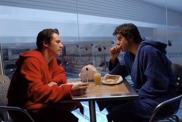 Stefano Accorsi e Pierfrancesco Favino in una scena di Saturno Contro (2007)