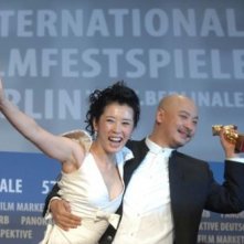 Wang Quanan e Yu Nan con l'Orso d'Oro per 'Tuya's Marriage'