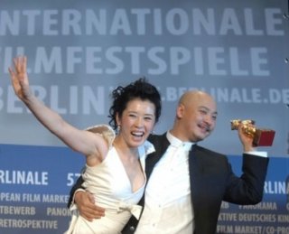 Wang Quanan e Yu Nan con l'Orso d'Oro per 'Tuya's Marriage'