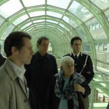 Ambra Angiolini, Stefano Accorsi, Ennio Fantastichini, Serra Yilmaz e Filippo Timi in una scena di Saturno Contro