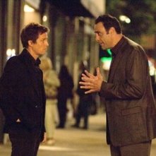 Brad Garrett e Hugh Grant in una scena di Scrivimi una canzone