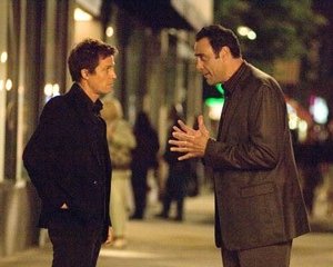 Brad Garrett e Hugh Grant in una scena di Scrivimi una canzone