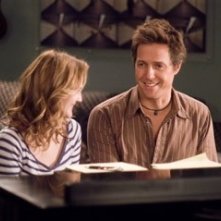 Drew Barrymore e Hugh Grant in una scena della commedia musicale Scrivimi una canzone